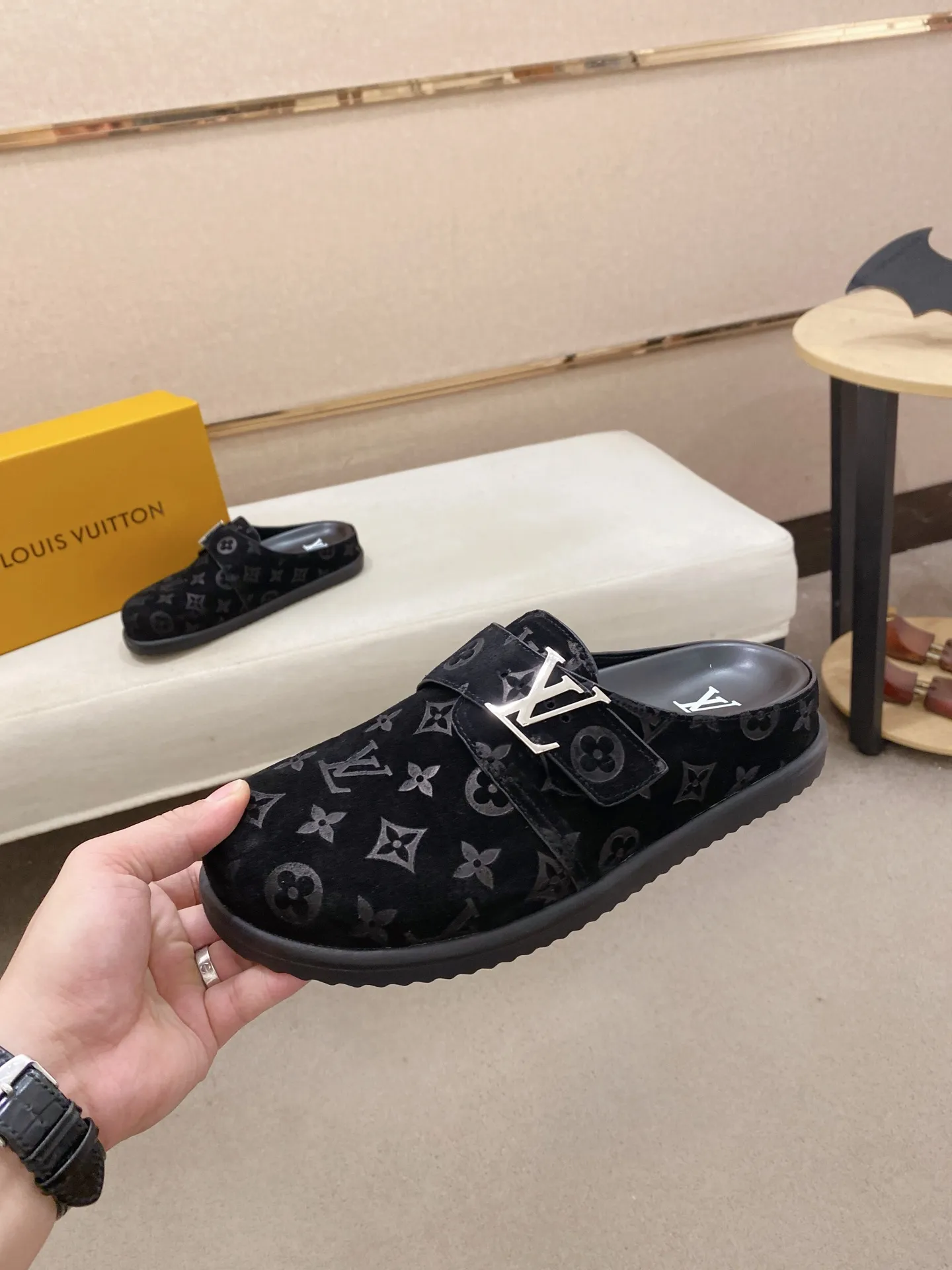 Men's shoes💰: 220💰38-45, LV Easy 2025 new men's casual sandals and slippers, made of suede cow leather, with Monogram pattern to highlight the trendy style. Adjustable straps illuminated with LV letters, while a resilient insole and micro outsole provide lightweight comfort. Made of suede cow leather with embossed Monogram pattern and brand element metal hardware✅Adjustable straps➕Tough insole‼ ️Micro outsole. Comfortable and easy to wear‼ ️